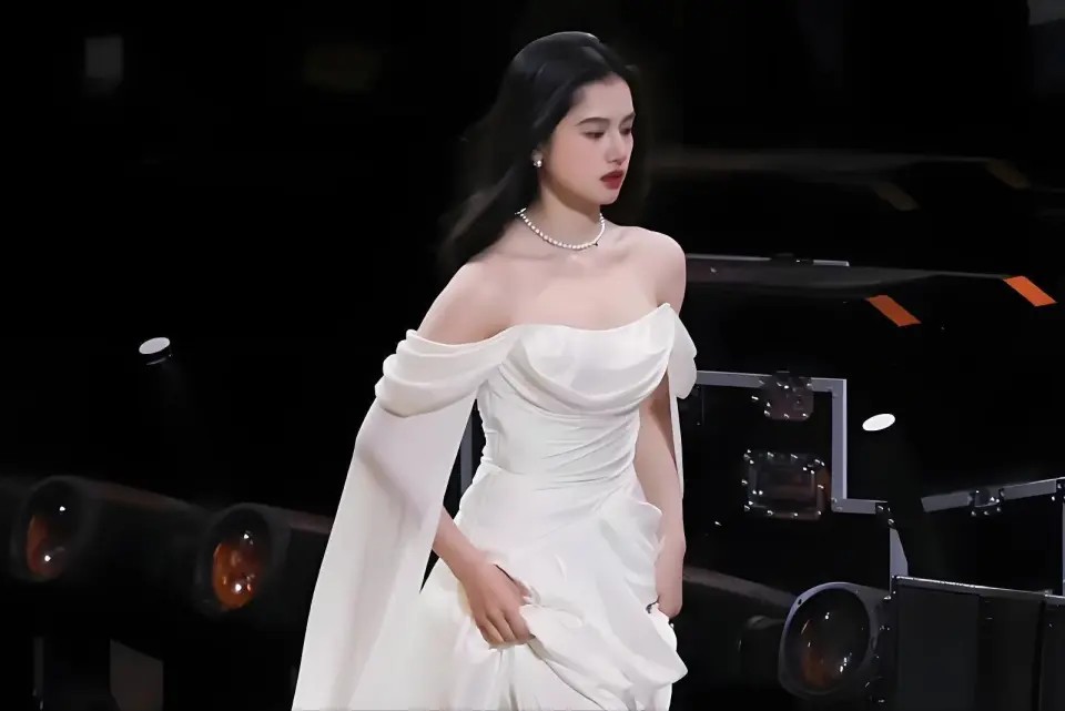 李威涉杀人案升级为被告,与妻子出庭交15万保释,警方到家中搜查