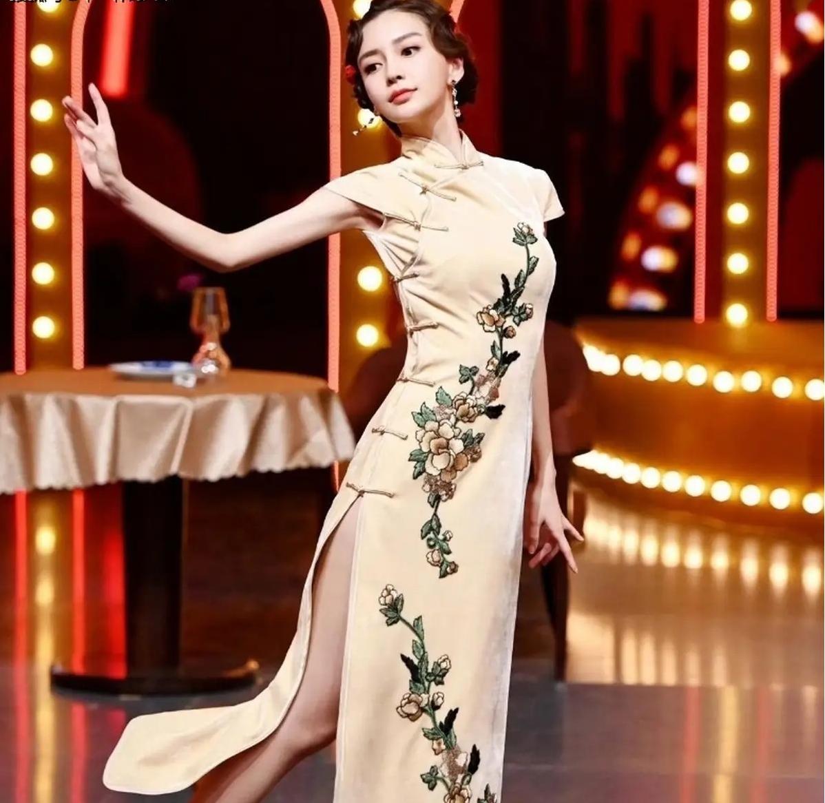 看了叶童,再看赵雅芝,我发现:女人老了,还是穿“浅色”更年轻