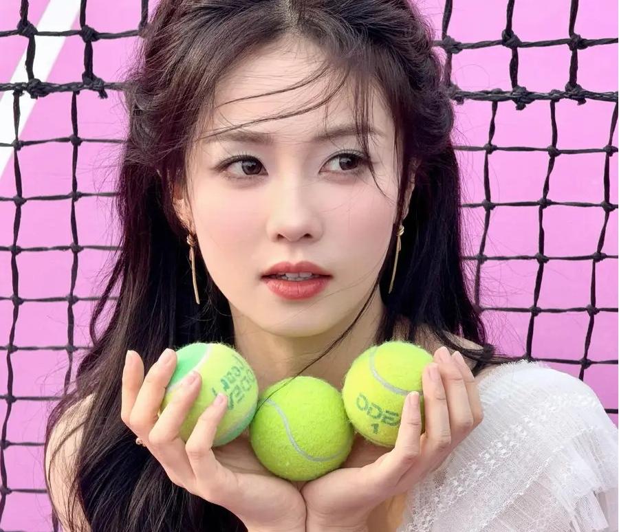 戚薇接女儿放学,母女同框画面温馨