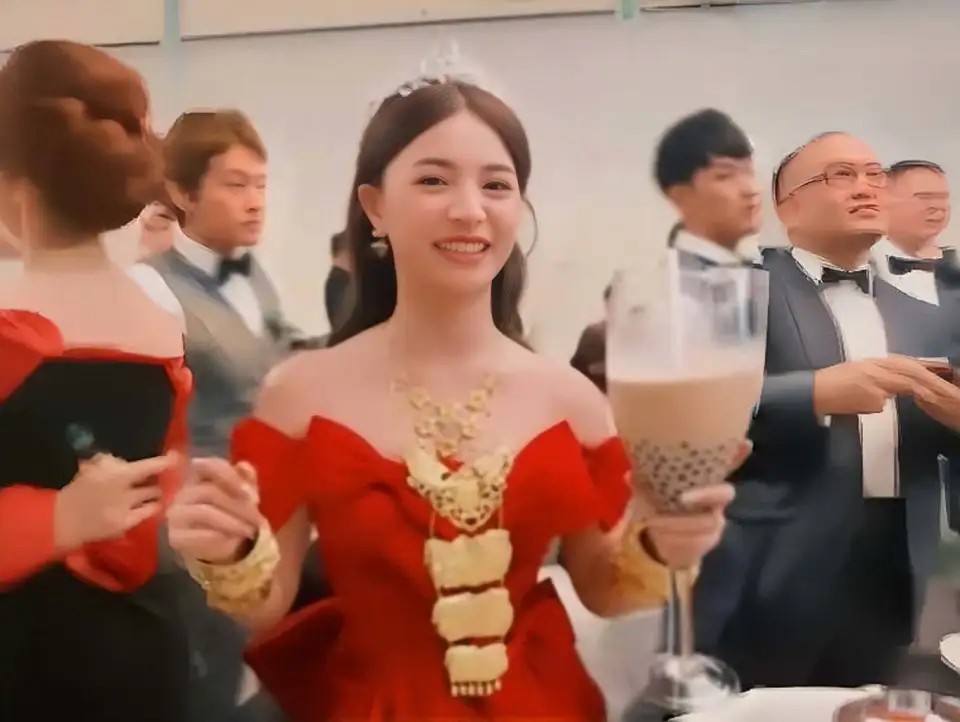 上海国际电影节《长夜将尽》首映：雷佳音力赞万茜，众星共评佳作