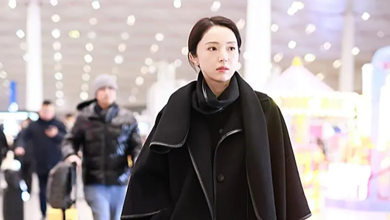 那英老公被曝带美女回家 两人十指紧扣亲密依偎