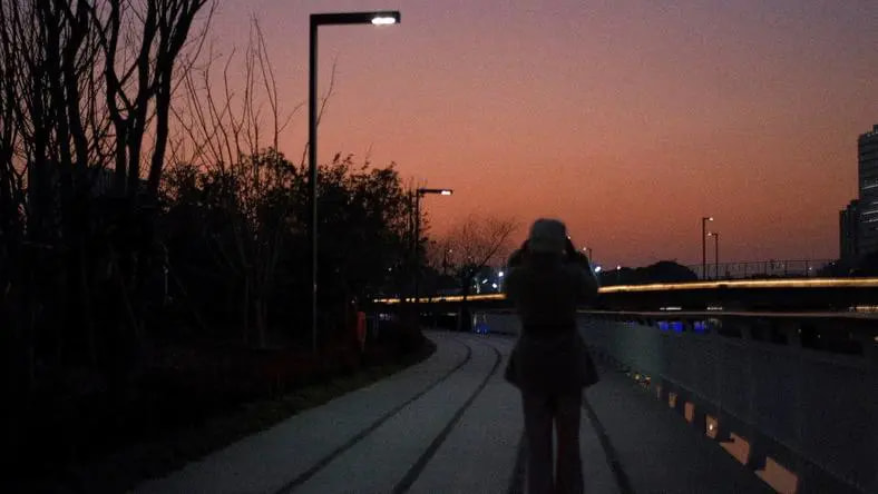 42岁黄圣依甜品店被偶遇，看着手机一脸烦躁还翻白眼，看着好凶