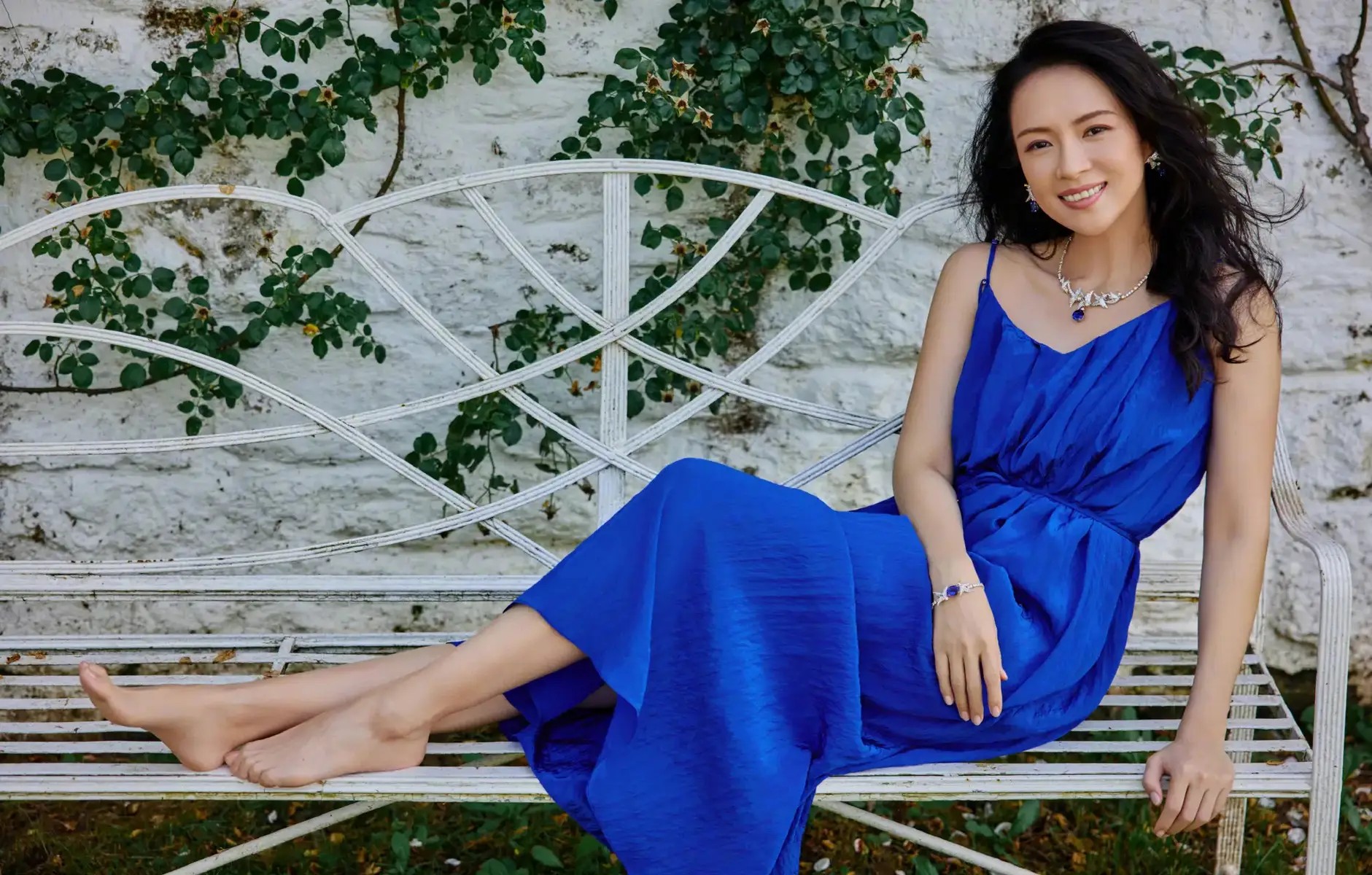 香港知名女星穿肚兜真空上阵，皮肤白到发光，曾自曝赴美冻卵