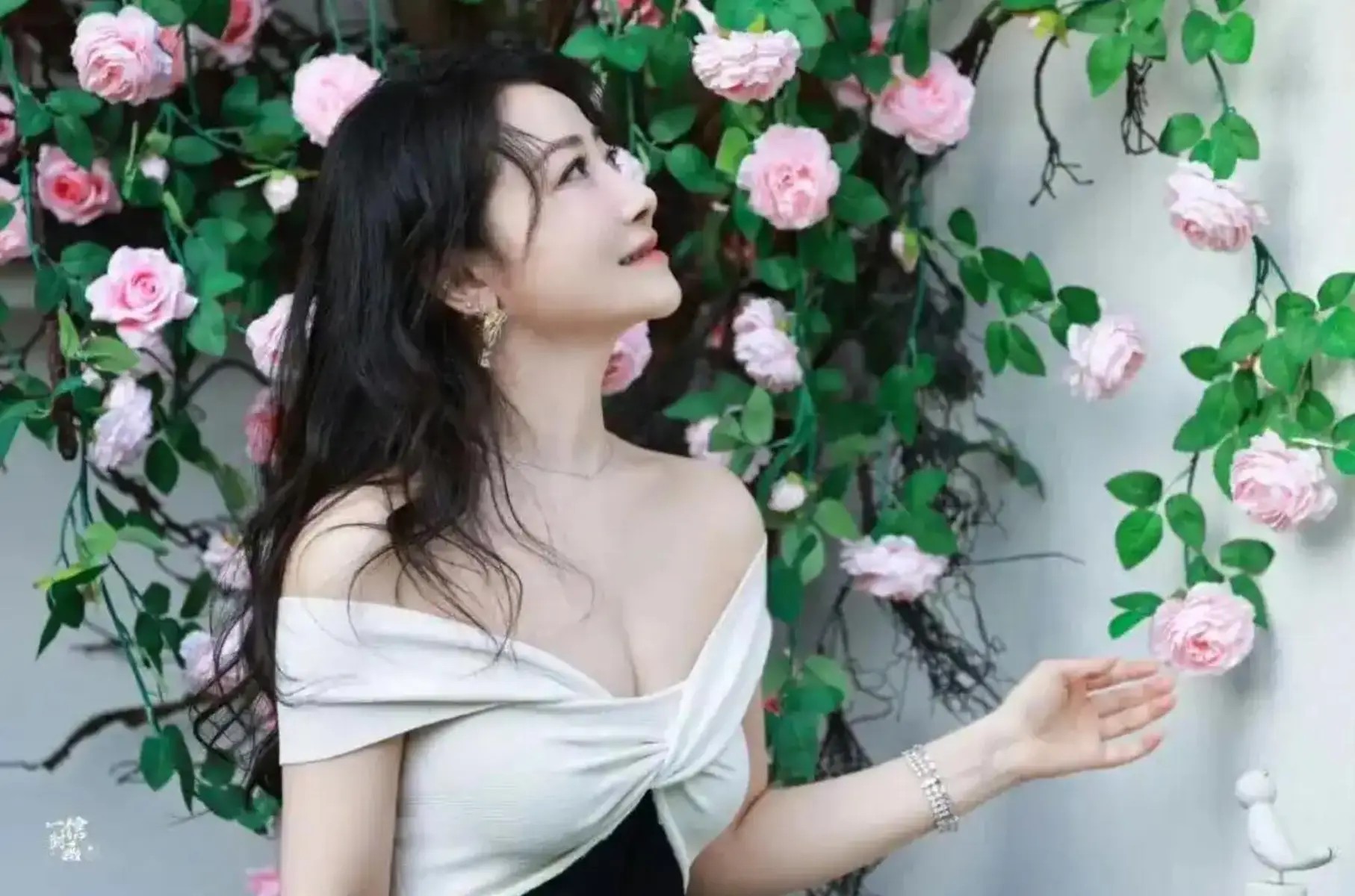 卢昱晓跳 Angel 了！小露香肩大美腿身材太性感热辣