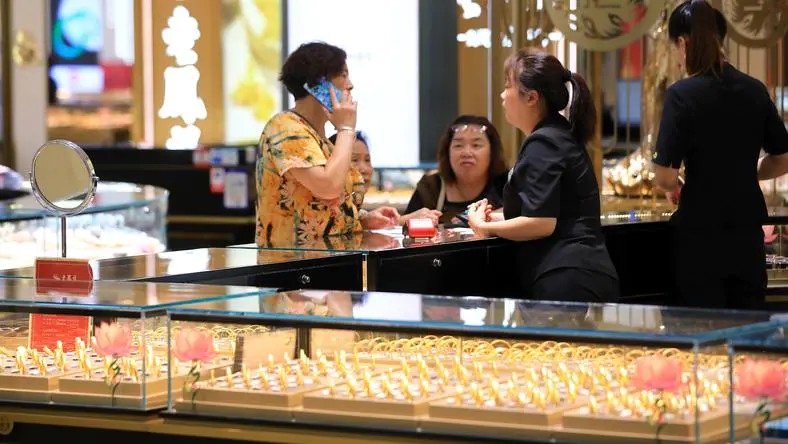 谁在为“赔钱”的王家卫买单