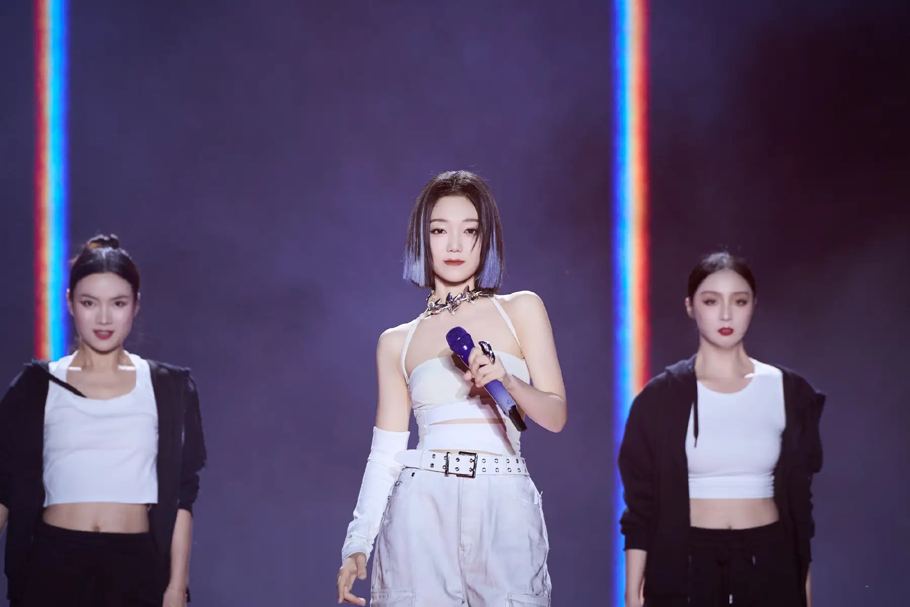 缺钱的明星，挤满景区