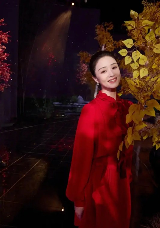 香港乐坛喜事：曾乐彤与徐浩结婚，开启幸福新篇章