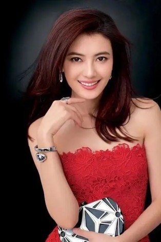 明星动态：何晟铭回应女儿13岁 蓝盈莹与妈妈同框似闺蜜