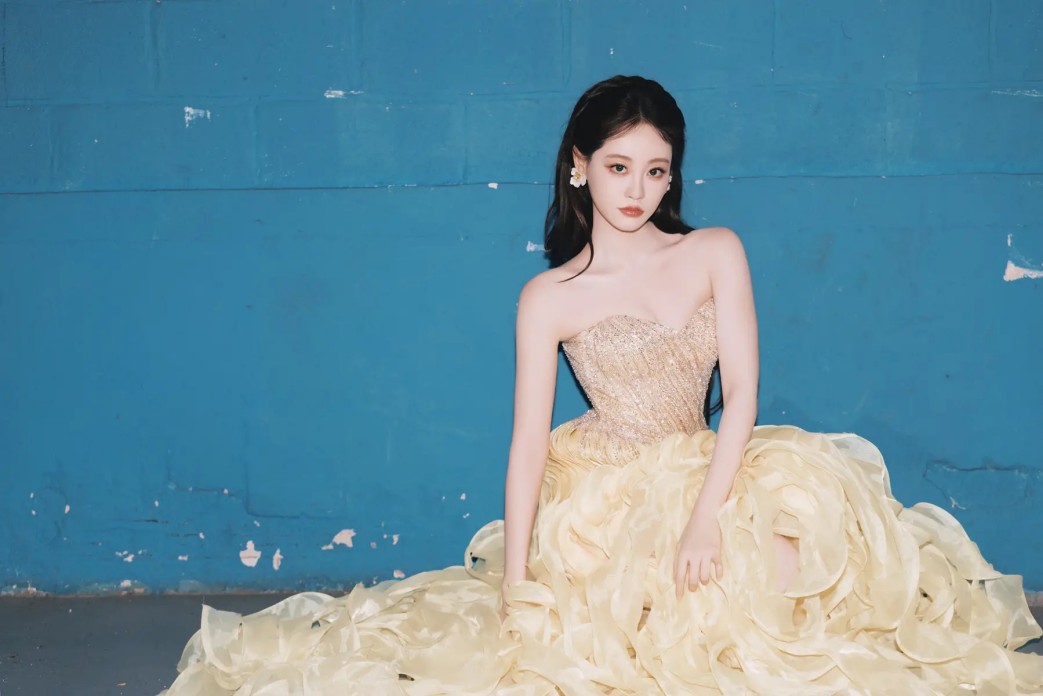 汪峰接醒醒放学背书包拿外套，跟在后面父爱满满，网友称硬汉柔情