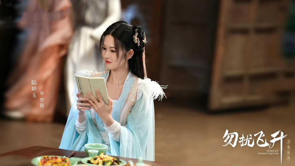 江疏影新造型你打几分？厚重齐刘海搭黑框眼镜，梦回高中监考老师