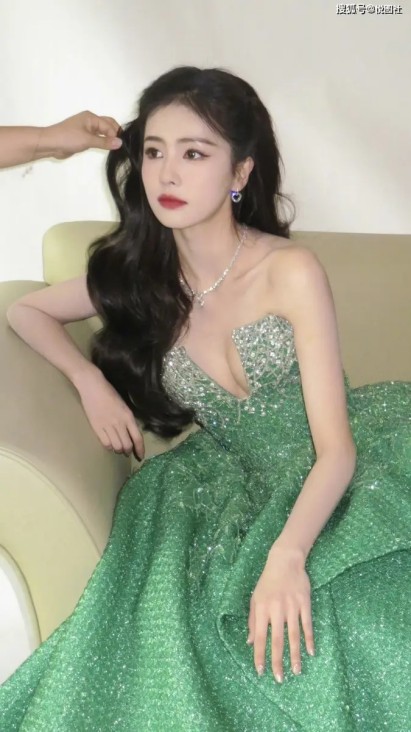 aespa Winter红毯遮手臂引轩然大波：韩网炸锅，是“心虚”还是“隐私保卫战”？