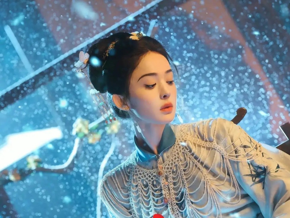 74岁TVB“亿万富婆”罕见内地登台，金发红裙，状态惊艳全场