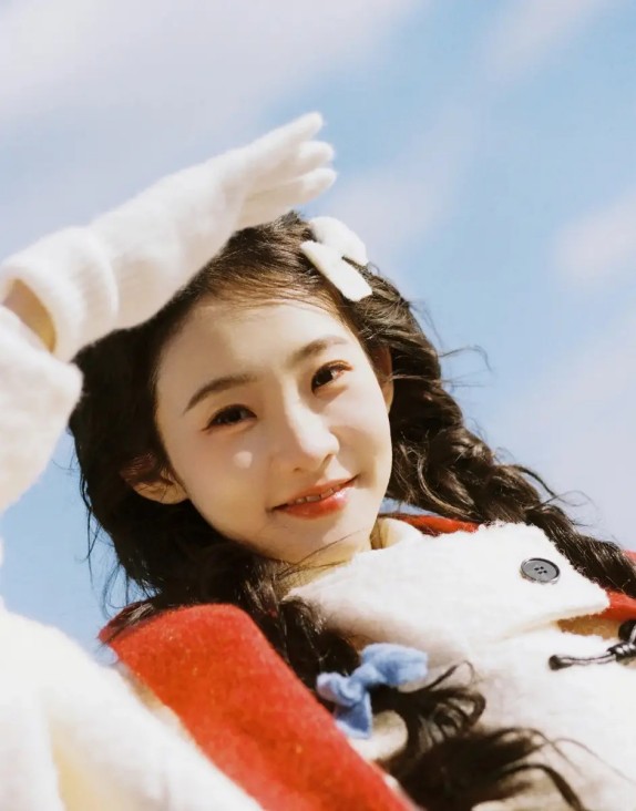 56岁陈浩民近况曝光：状态回春，与妻女同框显幸福