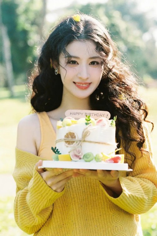 同样是包扎伤口，34岁的杨紫和39岁的赵丽颖放在一起，差距一目了然