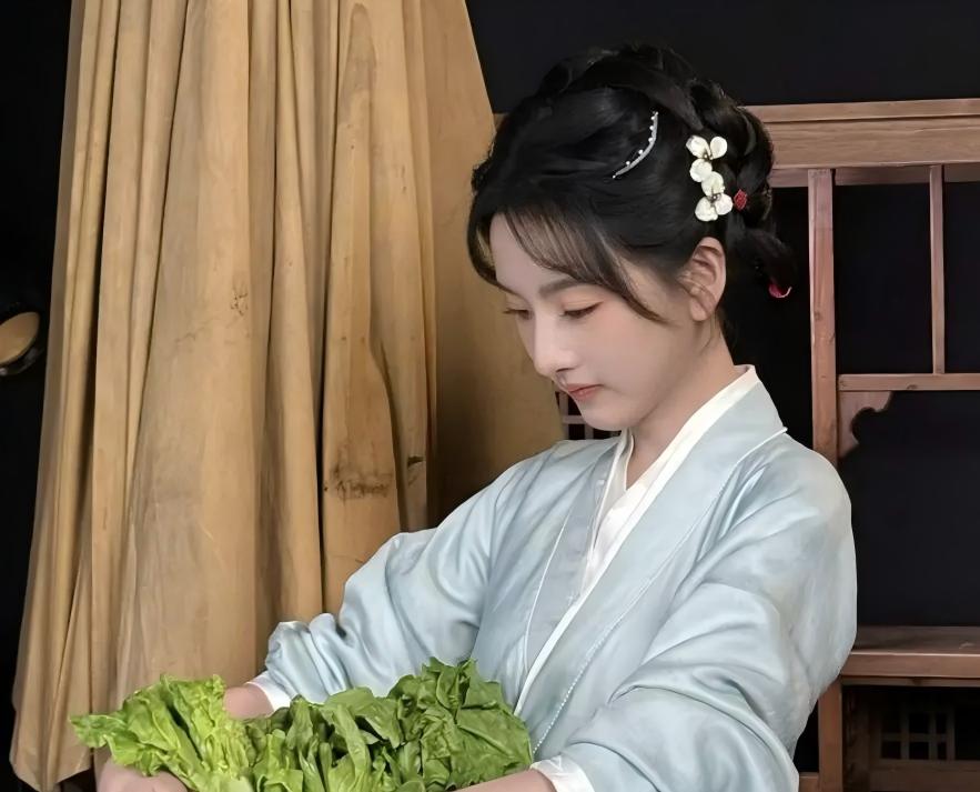 张纪中与妻母同框被赞松弛，75岁、44岁、63岁，这才是不端着、不客套、真正让人舒服的松弛感