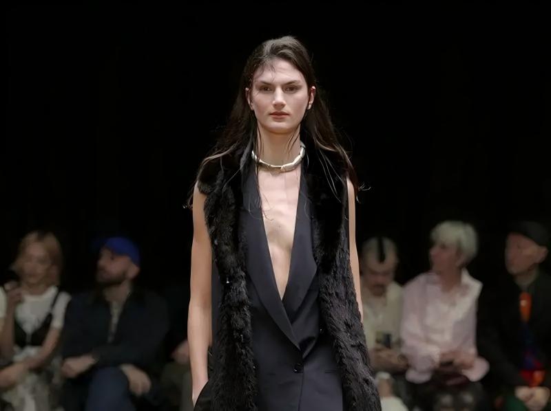 从《暗黑新娘！》看女性觉醒：从“被命名”到“自我命名”的荆棘之路