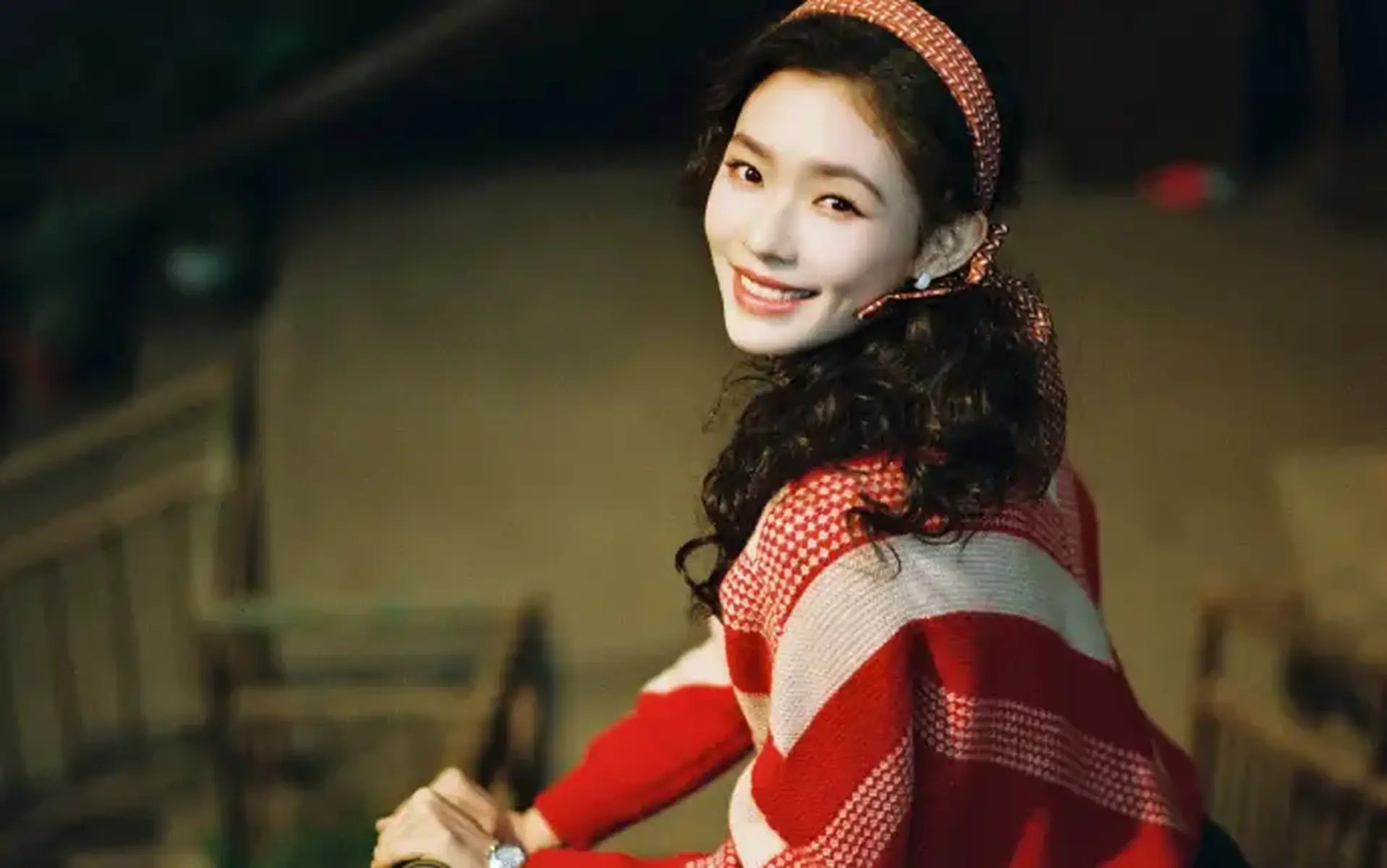 侯雯元否认与姚晨恋情后首亮相 宝蓝西装展儒雅风度