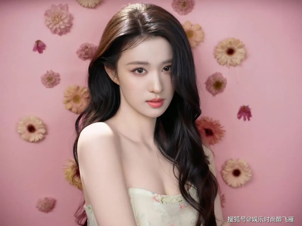 知名男团成员遭韩国粉丝贴脸辱骂，全程低头沉默未作回应