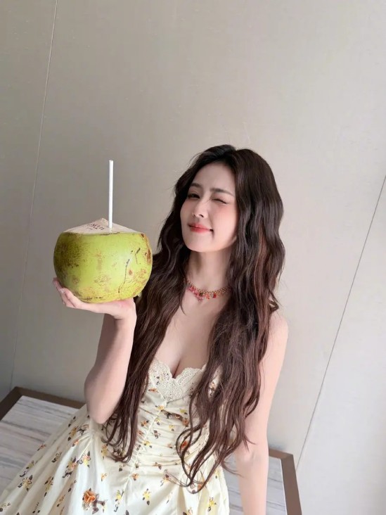 欧阳妮妮被质疑针对妹妹，曝光欧阳娜娜素颜，自己全妆叫对方保姆