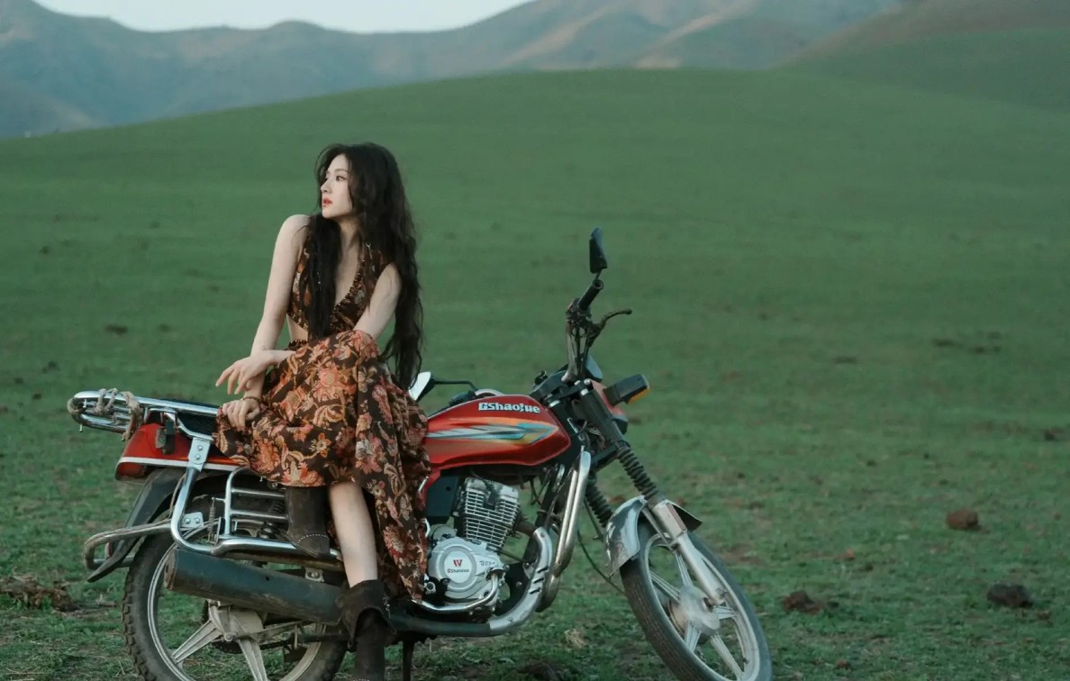 TVB知名老戏骨悲痛欲绝，送别前妻出殡，身材暴瘦走路需要搀扶